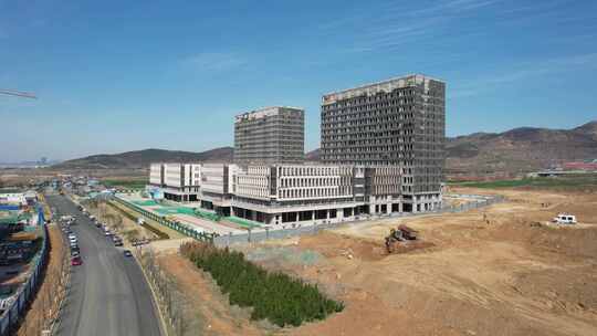 航拍威海市环翠区羊亭镇里口山医院建设施工