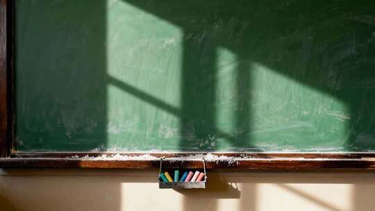 怀旧校园毕业季黑板粉笔光影变化场景