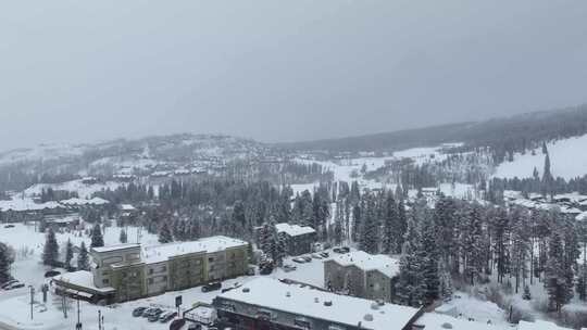 多雪冬季景观中小镇的无人机镜头