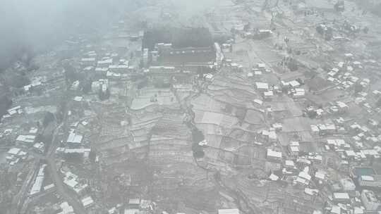 大自然寒潮冬天下雪的村庄田野航拍风景