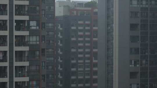 雨天的城市住宅楼实拍视频素材模板下载