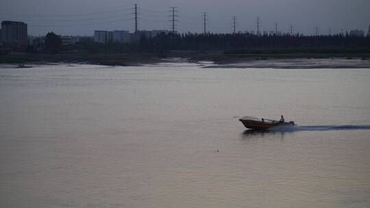 傍晚江上一只渔船驶过河面船只黄昏江河空境