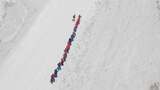 登山队登顶阿尔卑斯山营地的鸟瞰图高清在线视频素材下载