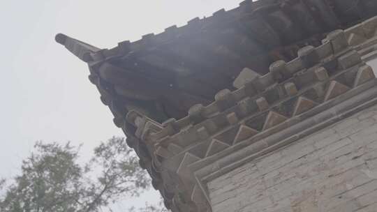 云南石屏文庙墙角瓦房顶流下雨水