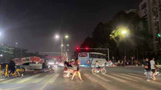 夜晚红绿灯路口交通斑马线行人车流车来车往视频素材模板下载