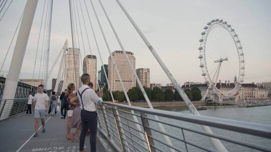 伦敦泰晤士河参观的游客