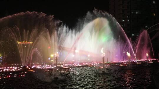 新年里观看音乐喷泉的市民热闹的晚上