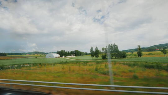 汽车沿着挪威农村土地的道路行驶