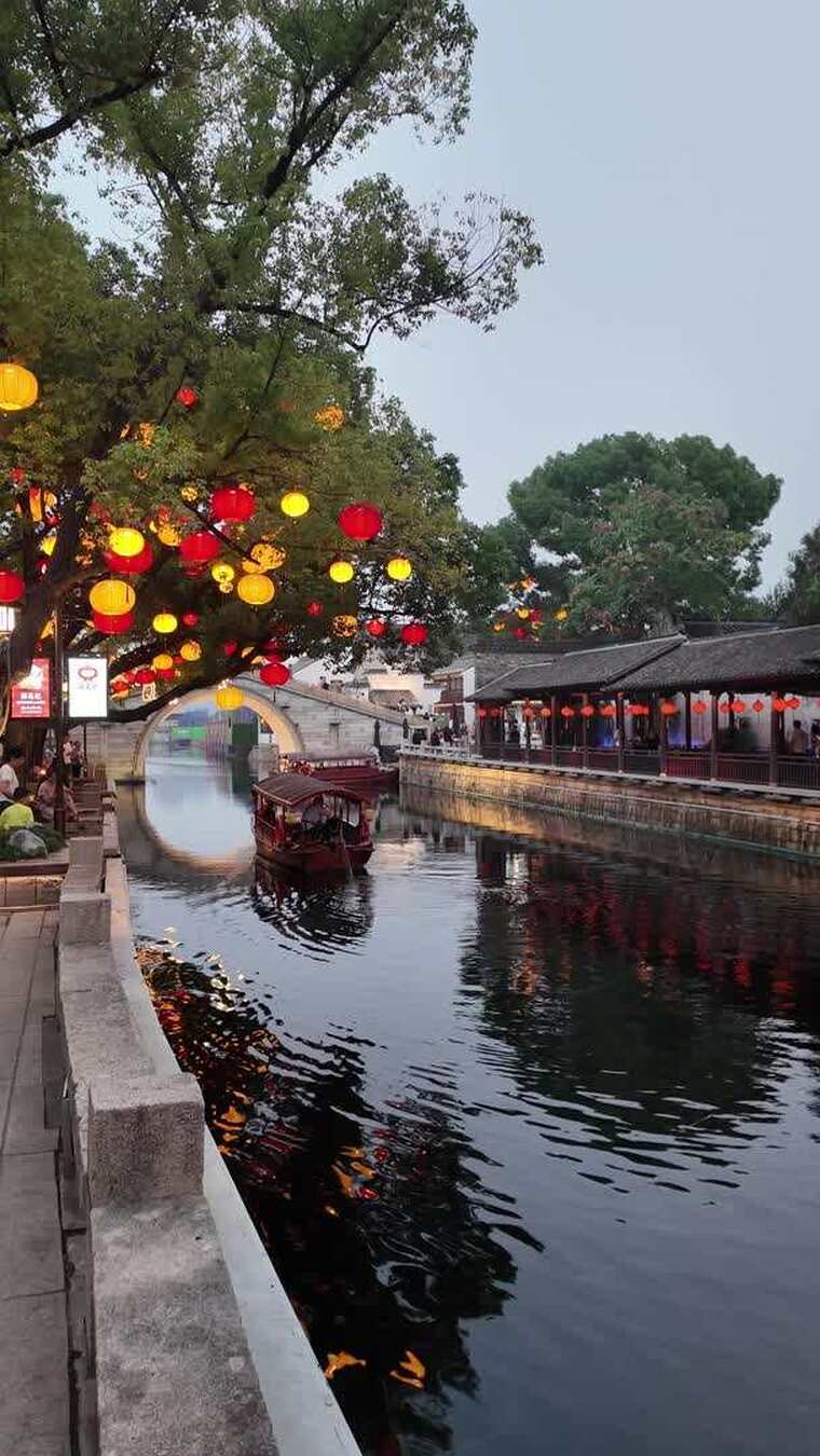 江南水乡古镇河道灯笼景观