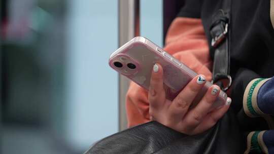 地铁上年轻人玩手机视频素材模板下载