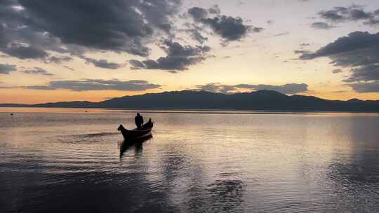 夕阳水上泛舟渔船