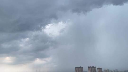 积雨层乌云密布下摇城市