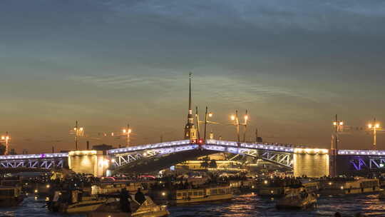 夏夜开放的皇宫大桥，圣彼得堡。俄罗斯，时光流逝