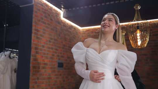 一位美丽幸福的新娘在婚礼沙龙试穿婚纱的肖视频素材模板下载
