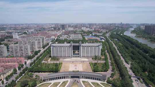 城市鸟瞰全景展示大型建筑及周边环境