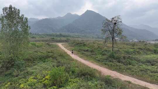 一个女人在山路上骑着马策马奔腾