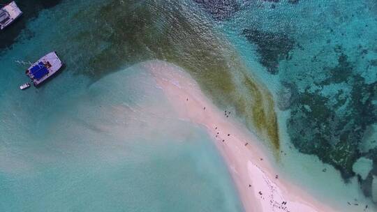 高空俯拍大海海滩海浪海水游客度假