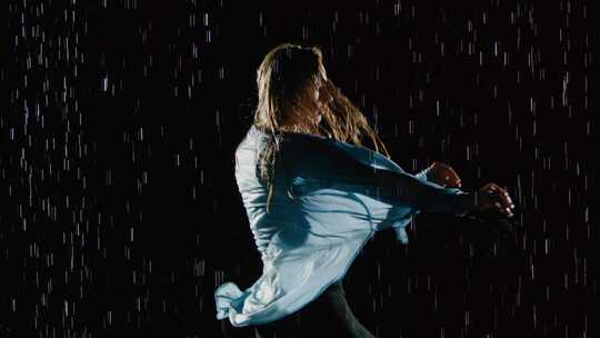 美丽的女性舞者在雨中跳舞