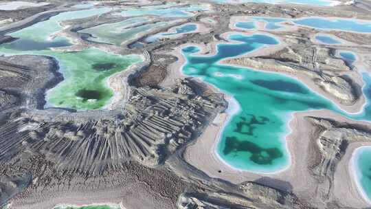 青海海西大柴旦翡翠湖沙滩湖面航拍视频