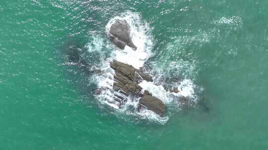 大海俯拍海水拍打礁石特写浪花岩石潮水波浪