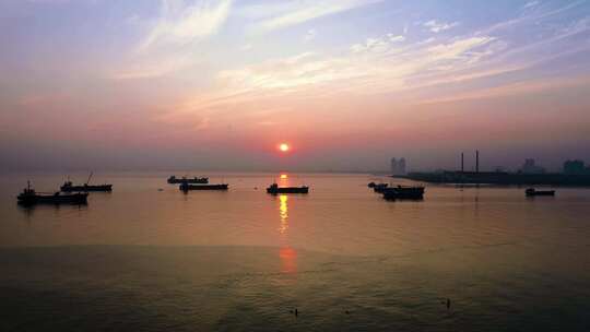 夕阳晚霞江边湖边船只