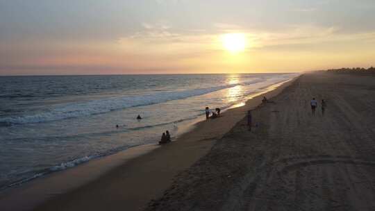 海边夕阳在海边的人群