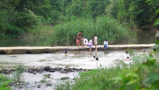 小孩下河游泳