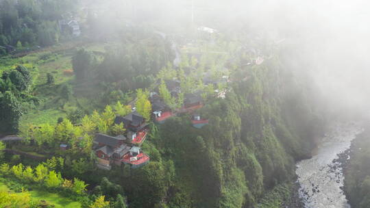 云雾中悬崖边上的酒店