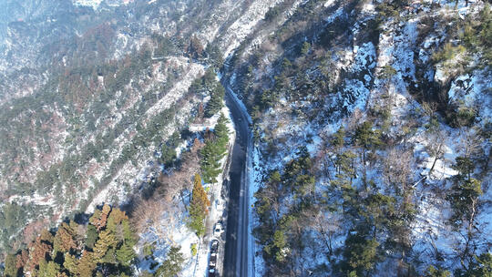 航拍冬天江西庐山雪景上山的道路