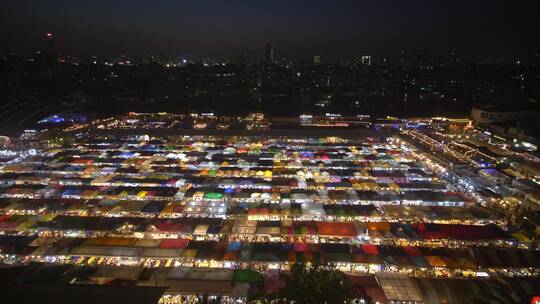 夜间拉查达市场的镜头