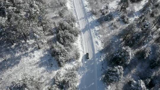 在冬季道路上行驶的车辆
