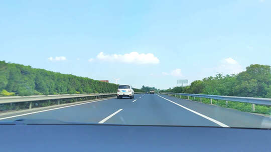 蓝天 白云 风和日丽 高速公路