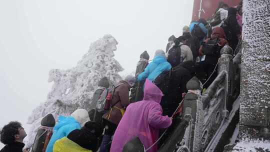 湖北武当山景区冬天大雪雾凇古建筑旅游