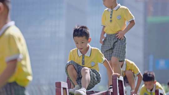 幼儿园老师和小孩欢乐玩耍