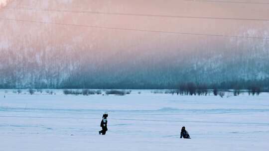 漠河北红村清晨雪地里奔跑的人