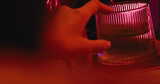 酒吧女孩触碰酒杯特写高清在线视频素材下载