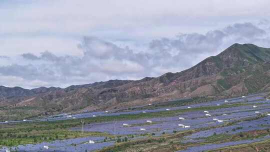 延时航拍 远山流云下光伏发电场