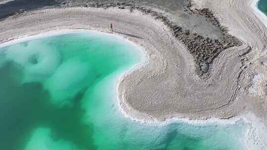 青海海西大柴旦翡翠湖蓝天湖水航拍视频