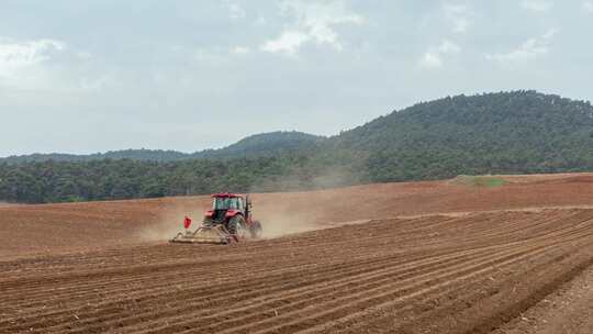 耕种犁地拖拉机机械化农业视频素材模板下载