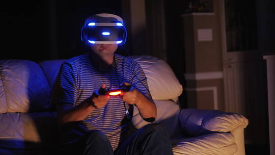 玩VR电脑游戏的人视频素材模板下载
