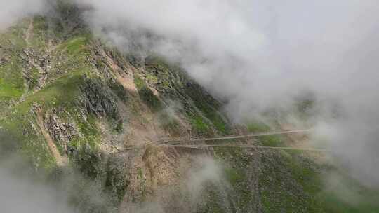 航拍云雾缭绕的川西巴朗山垭口高山草甸风光