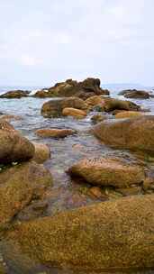 海南三亚海边沙滩海浪拍打礁石竖屏