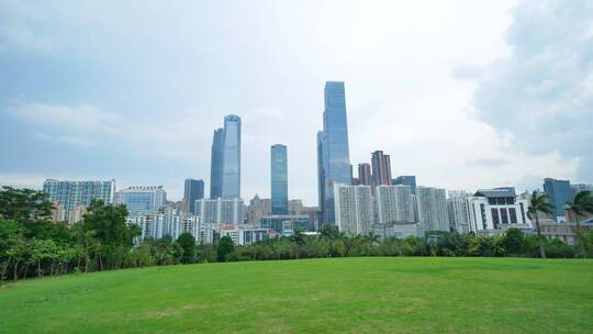 广西首府绿城南宁东盟商务区城市广场草坪