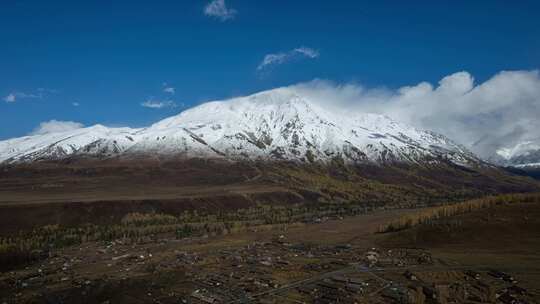 新疆阿勒泰禾木古村落雪山秋色航拍