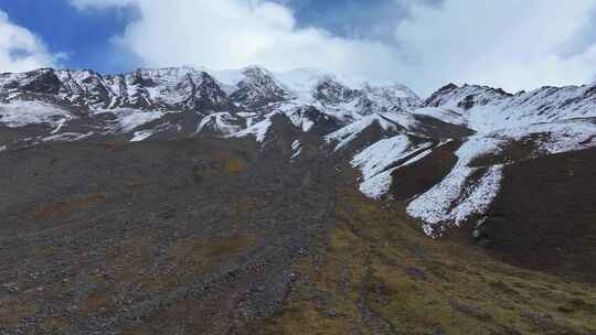 航拍川西贡嘎山区勒多曼因雪山风光