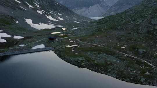 山上空中湖边的小木屋