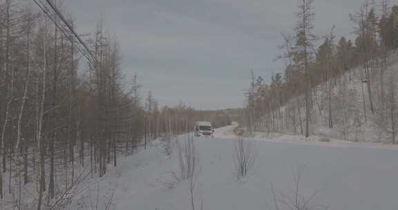 冬季雪原房车自驾航拍