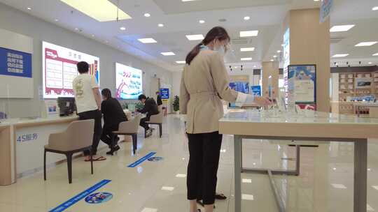商场顾客挑选手机视频素材模板下载