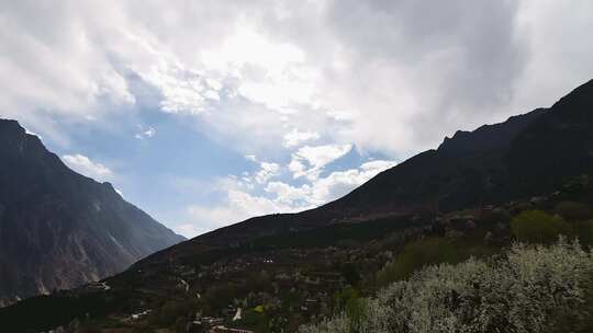 丹巴乡村风光漫山遍野梨花开大景