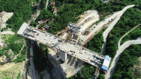 无人机俯瞰建设中的公路桥梁视频素材模板下载